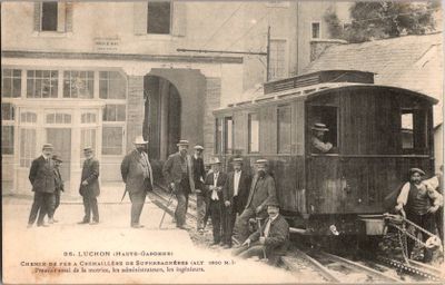 de nombreux hommes se tenant à côté d'un train qui se trouve sur les voies
