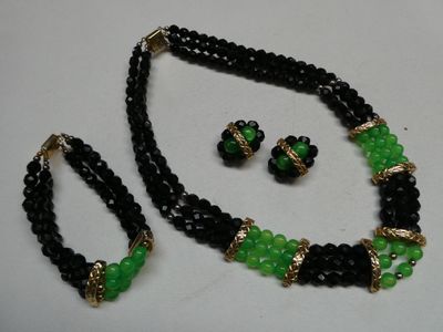 Collier et boucles d'oreilles en perles noires et vertes, rehaussés de touches dorées