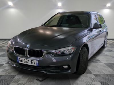 une photo d'une BMW dans un showroom