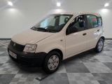 la photo d'une petite voiture blanche garée dans un garage