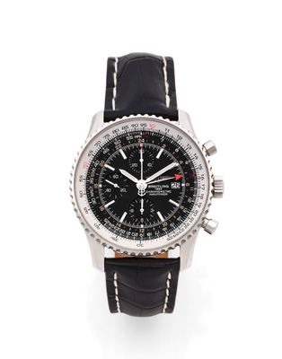 La montre est noire et argentée, avec un bracelet en cuir noir.