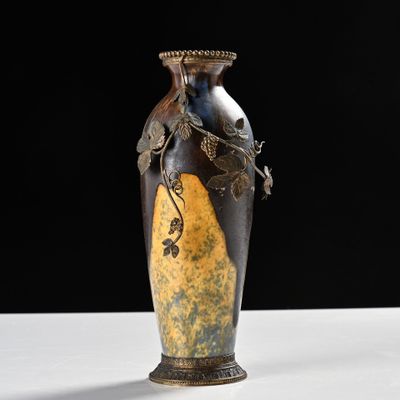 un vase avec un oiseau posé sur une table