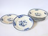 quatre assiettes bleues et blanches ornées de fleurs sur un fond blanc