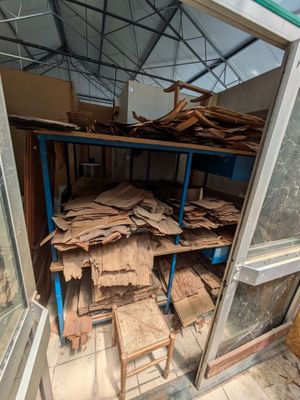 une pièce dont le sol est en grande partie recouvert de parquet