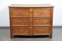 Commode galbée en chene, ouvrant à quatre tirois en facade.