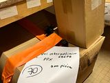 une pile de cartons sur une palette dans un entrepôt