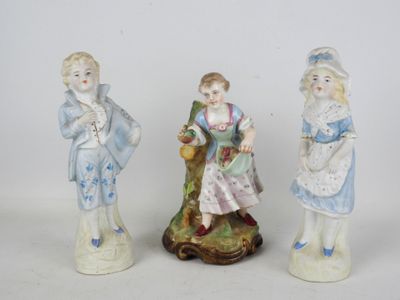 trois figurines d'enfants vêtus de tenues bleues et blanches