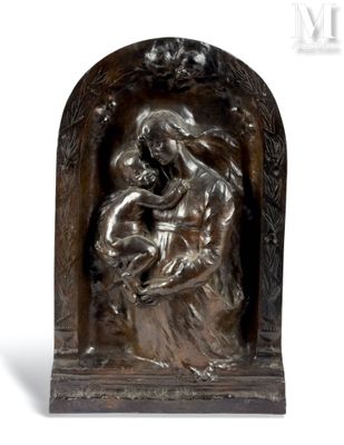 une image représentant une statue en bronze d'une femme tenant un enfant dans ses bras