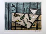 un dessin représentant une table sur laquelle se trouvent un verre à vin et une bouteille