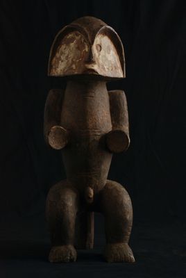 une statue en bois représentant un éléphant coiffé d'un casque
