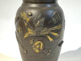 un vase noir orné d'un motif doré