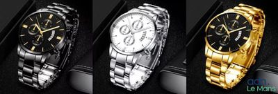 Trois montres différentes sont exposées dans une vitrine.