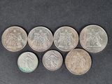 six types de pièces différents sont représentés sur un fond noir