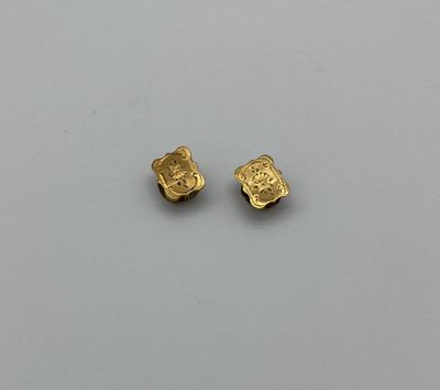 une paire de boucles d'oreilles en or ornées d'une tête de lion