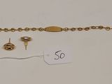 un gros plan sur un bracelet et une boucle d'oreille en or, avec une étiquette de prix