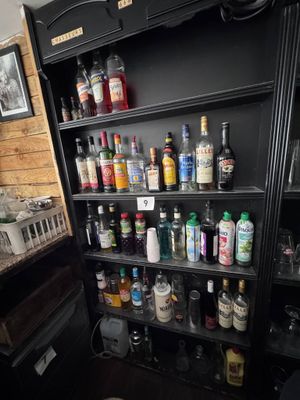 Un lot de bouteilles d'alcool entamées