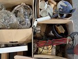 de nombreux cartons d'objets hétéroclites posés sur le sol