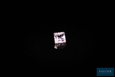 une image représentant un diamant rose sur fond noir