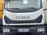 un camion blanc garé dans un parking
