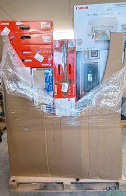 un carton posé sur une palette dans un entrepôt