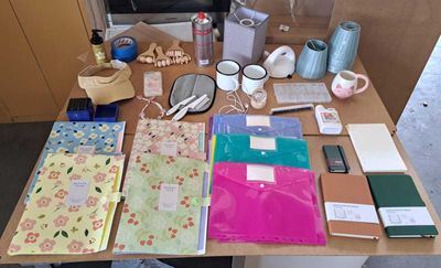 une table sur laquelle se trouvent de nombreux objets