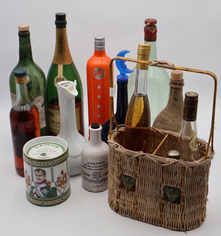 Lot de bouteilles diverses (verre porcelaine), carafe, bouteilles...