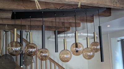 many lights hanging from the ceiling in this room
