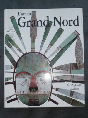 un livre sur lequel figure l'image d'un masque