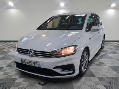 La Volkswagen Golf blanche est garée sur un sol à damier.