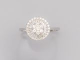 une bague en grappe de diamants avec des diamants taille baguette, sertie en or blanc