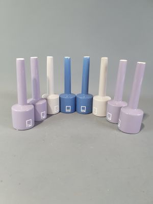 un ensemble de brosses à dents de différentes couleurs posées sur une table