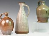 trois vases posés l'un à côté de l'autre sur une table