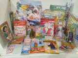 beaucoup de livres et de jouets pour enfants sur une étagère
