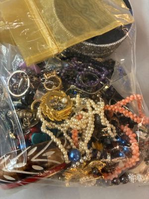un sac rempli de bijoux assortis sur une table
