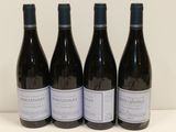 trois bouteilles de vin sont alignées sur une table