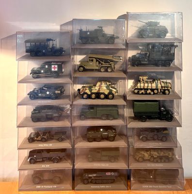 de nombreux types de véhicules militaires exposés dans une vitrine