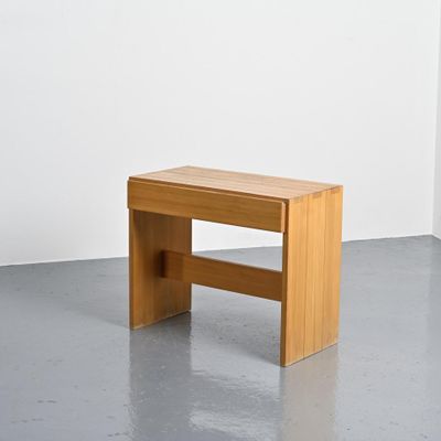 un petit banc en bois au milieu d'une pièce