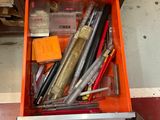 un tiroir rempli de stylos et d'autres fournitures de bureau
