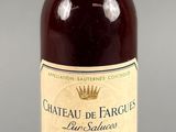 une bouteille de bourbon du Château d'Argec, surmontée d'un bouchon doré