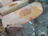 une vitrine remplie de différents types de vases
