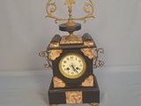 une horloge posée sur une table, avec une clé