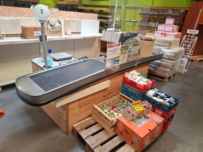 de nombreuses boîtes de nourriture sur le comptoir du magasin