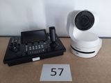 un appareil photo blanc et un clavier noir posés sur une table