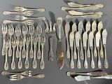 beaucoup de cuillères et de fourchettes en argent sur la table