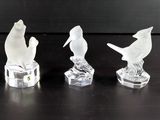 cinq figurines en verre représentant des oiseaux posées sur une table
