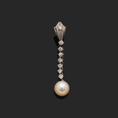 une paire de boucles d'oreilles en perles de culture et diamants