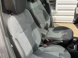 les quatre sièges arrière d'une voiture qui sont vides