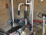 une image d'une salle de sport avec des équipements