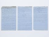 trois feuilles de papier bleu comportant des inscriptions, posées sur une surface blanche