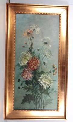 une photo d'un tableau représentant des fleurs, accroché au mur